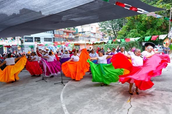 Casa de Día de Loma del Carmen celebra Mañanitas Mexicanas