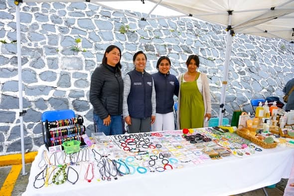 Alumnas de talleres de DIF celebran Fiestas Patrias con Mini Expo Venta