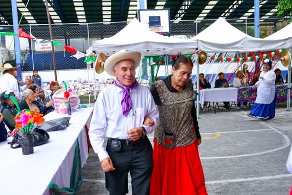 Casa de Día de Loma del Carmen celebra Mañanitas Mexicanas