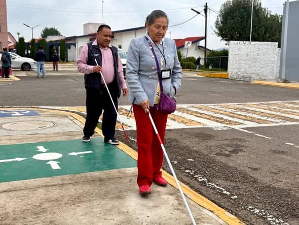 SMDIF Huixquilucan acompaña prácticas de Bastón Blanco para fomentar la autonomía