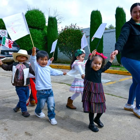 Niñas y niños de Estancia Infantil celebran desfile por el inicio de la Independencia