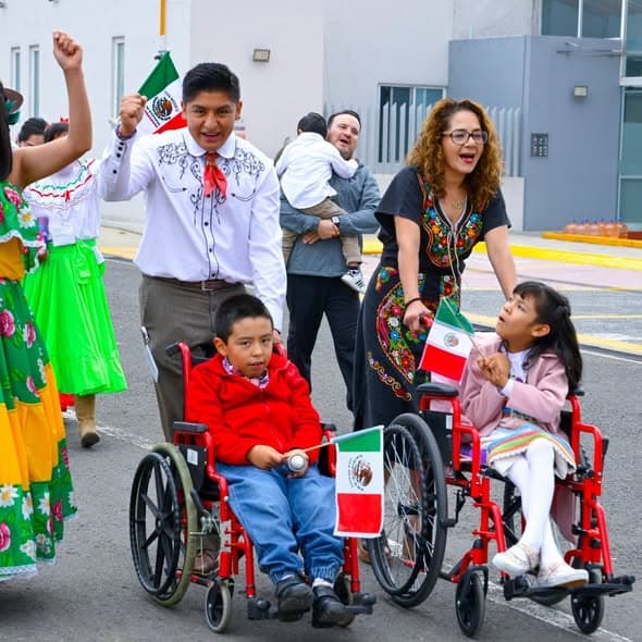Niñas y niños del Centro Rosa Mística participan en desfile de Independencia