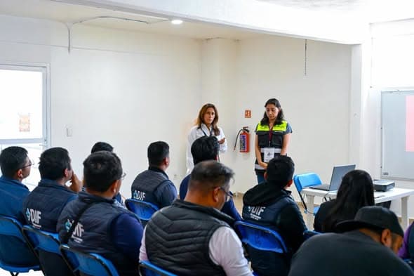 DIF Huixquilucan recibe capacitación en regulación sanitaria para personal de albercas