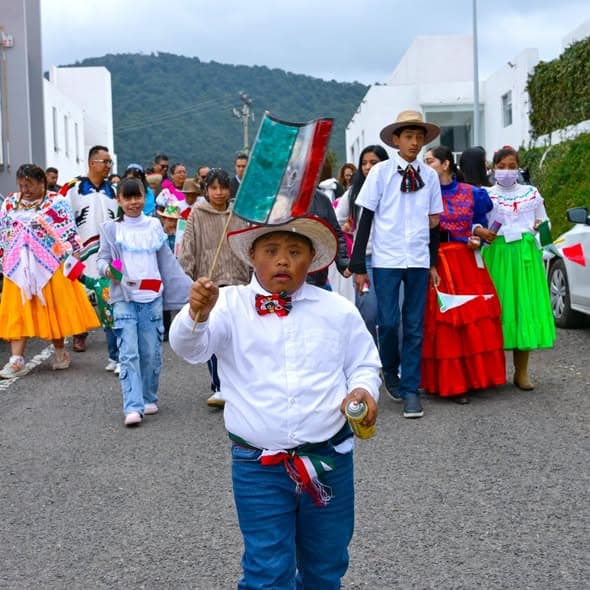 Niñas y niños del Centro Rosa Mística participan en desfile de Independencia