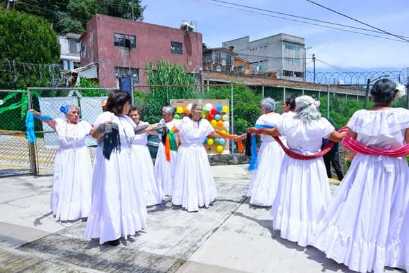 Clubes de Adulto Mayor celebran Mañanitas Mexicanas en La Cima y Allende