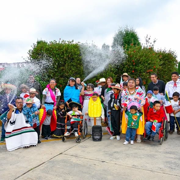 Niñas y niños del Centro Rosa Mística participan en desfile de Independencia