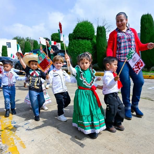Niñas y niños de Estancia Infantil celebran desfile por el inicio de la Independencia