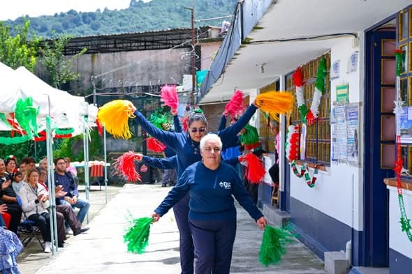 Clubes de Adulto Mayor celebran Mañanitas Mexicanas en La Cima y Allende