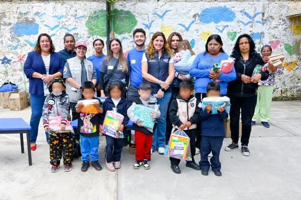 Entrega de kits escolares y pantuflas en comunidades de Huixquilucan