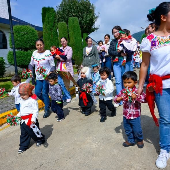 Niñas y niños de Estancia Infantil celebran desfile por el inicio de la Independencia