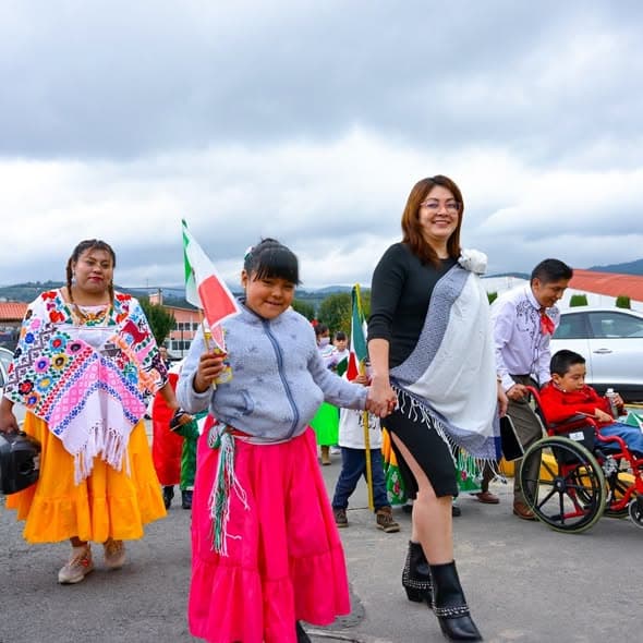 Niñas y niños del Centro Rosa Mística participan en desfile de Independencia