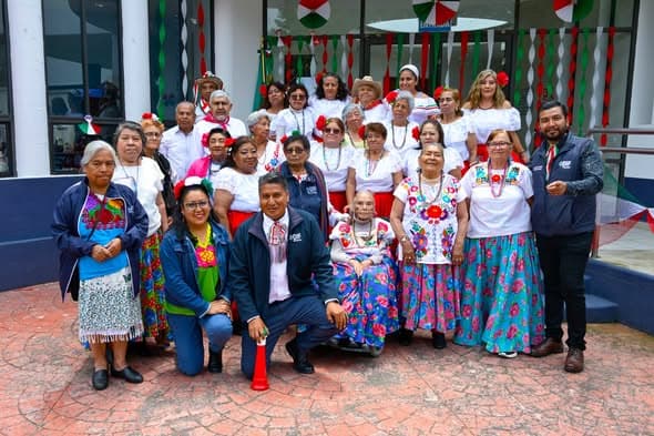 Adultos mayores celebran tradiciones patrias en Casa de Día El Mirador