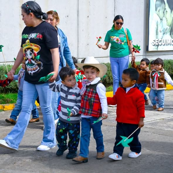 Niñas y niños de Estancia Infantil celebran desfile por el inicio de la Independencia