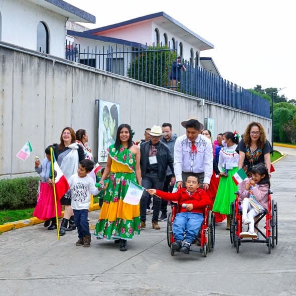 Niñas y niños del Centro Rosa Mística participan en desfile de Independencia
