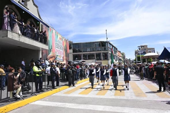 Participa DIF Huixquilucan con orgullo en el desfile cívico del CCXVI aniversario de la Independencia de México