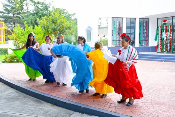 Adultos mayores celebran tradiciones patrias en Casa de Día El Mirador