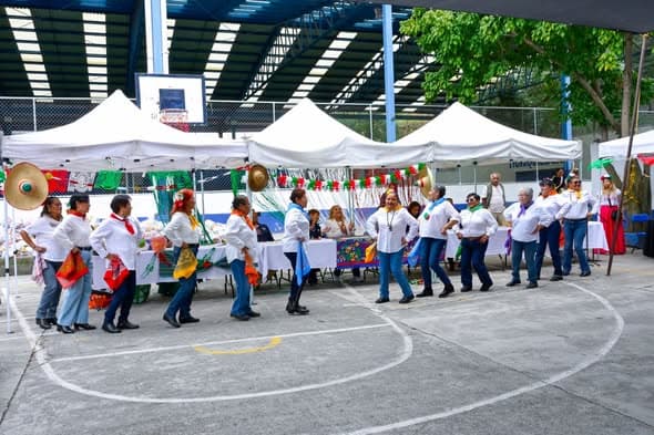 Casa de Día de Loma del Carmen celebra Mañanitas Mexicanas