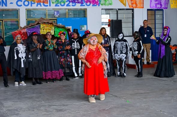 Club de Adultos Mayores presenta ofrenda de Día de Muertos en San Jacinto