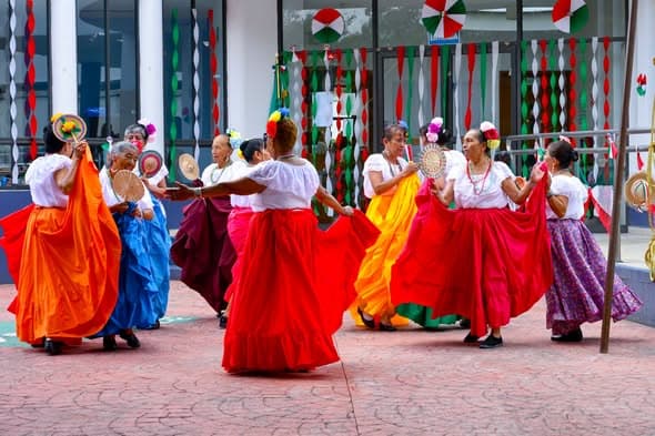 Adultos mayores celebran tradiciones patrias en Casa de Día El Mirador